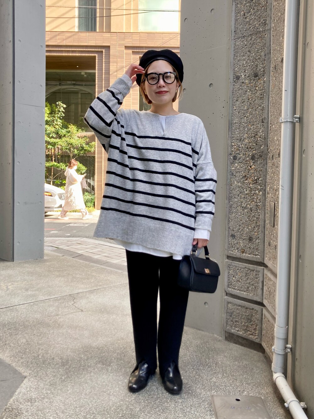 ブラック系のブーツ、ブラック系のその他パンツ、ブラック系のショルダーバッグを着用したレディースの冬コーディネートの4枚目の写真