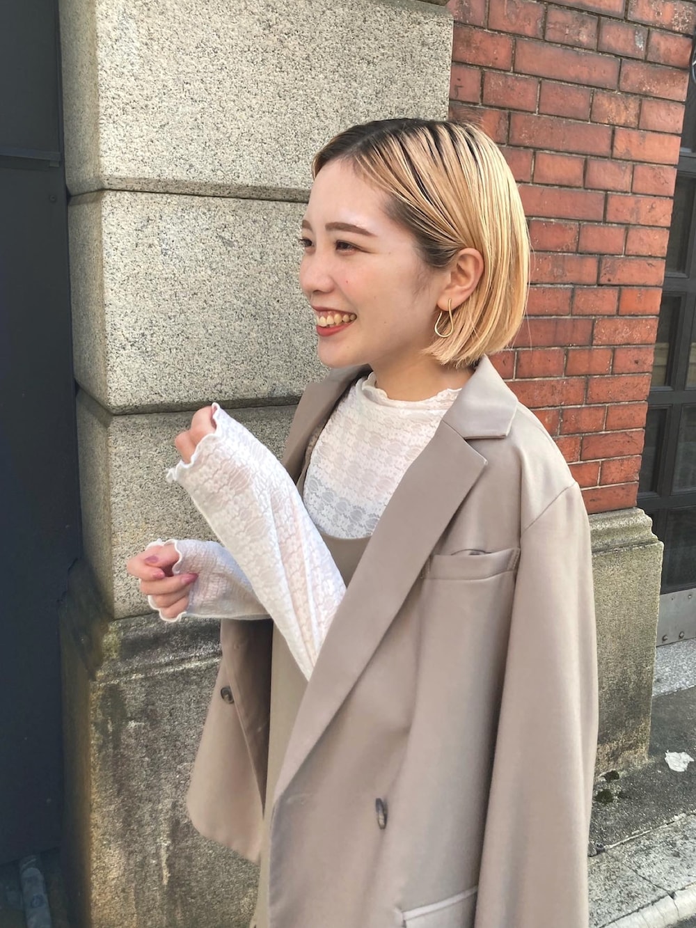 ベージュ系のワンピース、ベージュ系のワンピース、ベージュ系のテーラードジャケットを着用したレディースの秋コーディネートの5枚目の写真