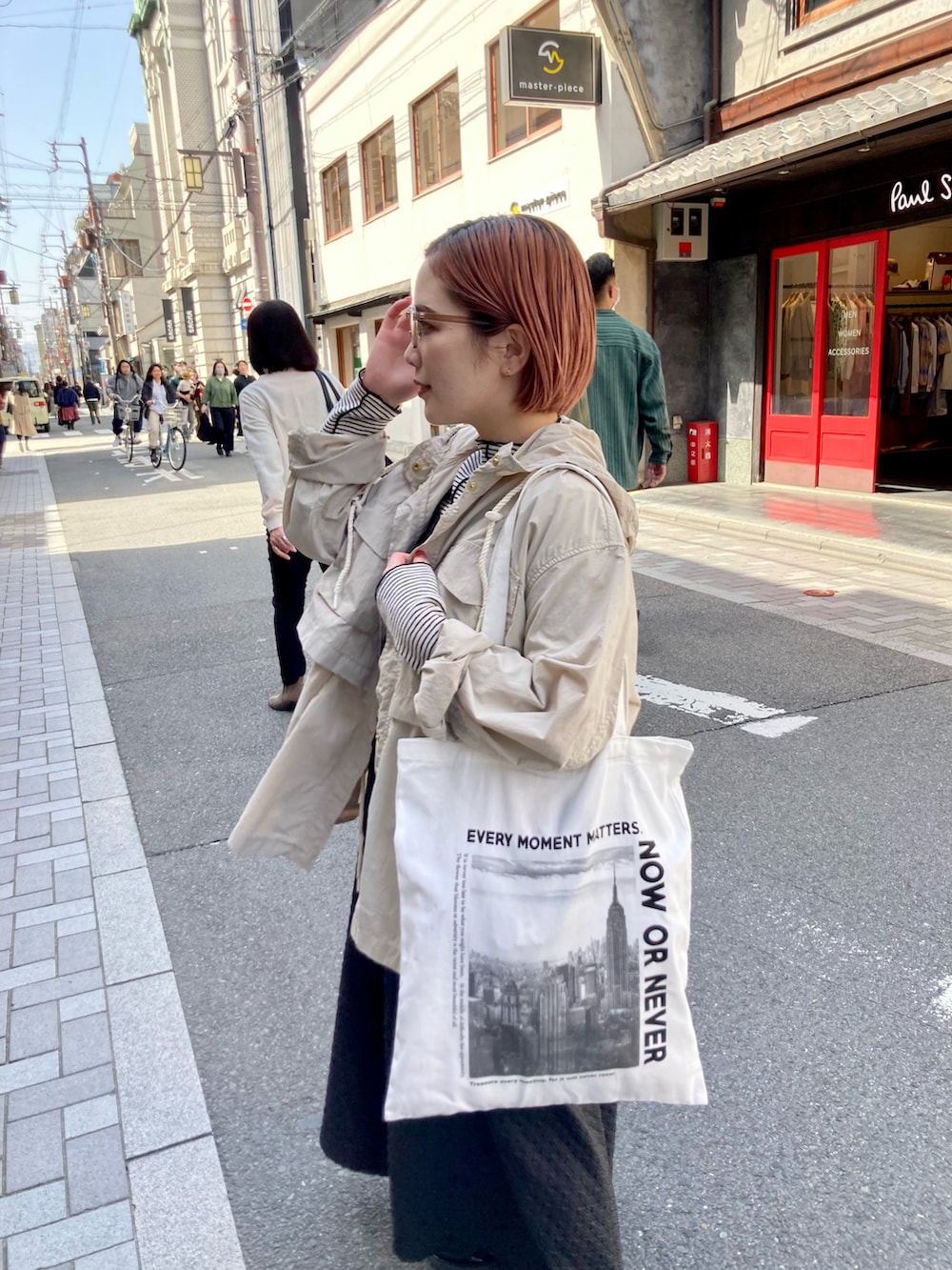 ブラック系のワンピース/ドレス、ブラック系のTシャツ/カットソー、ベージュ系のマウンテンパーカーを着用したレディースの春コーディネートの5枚目の写真