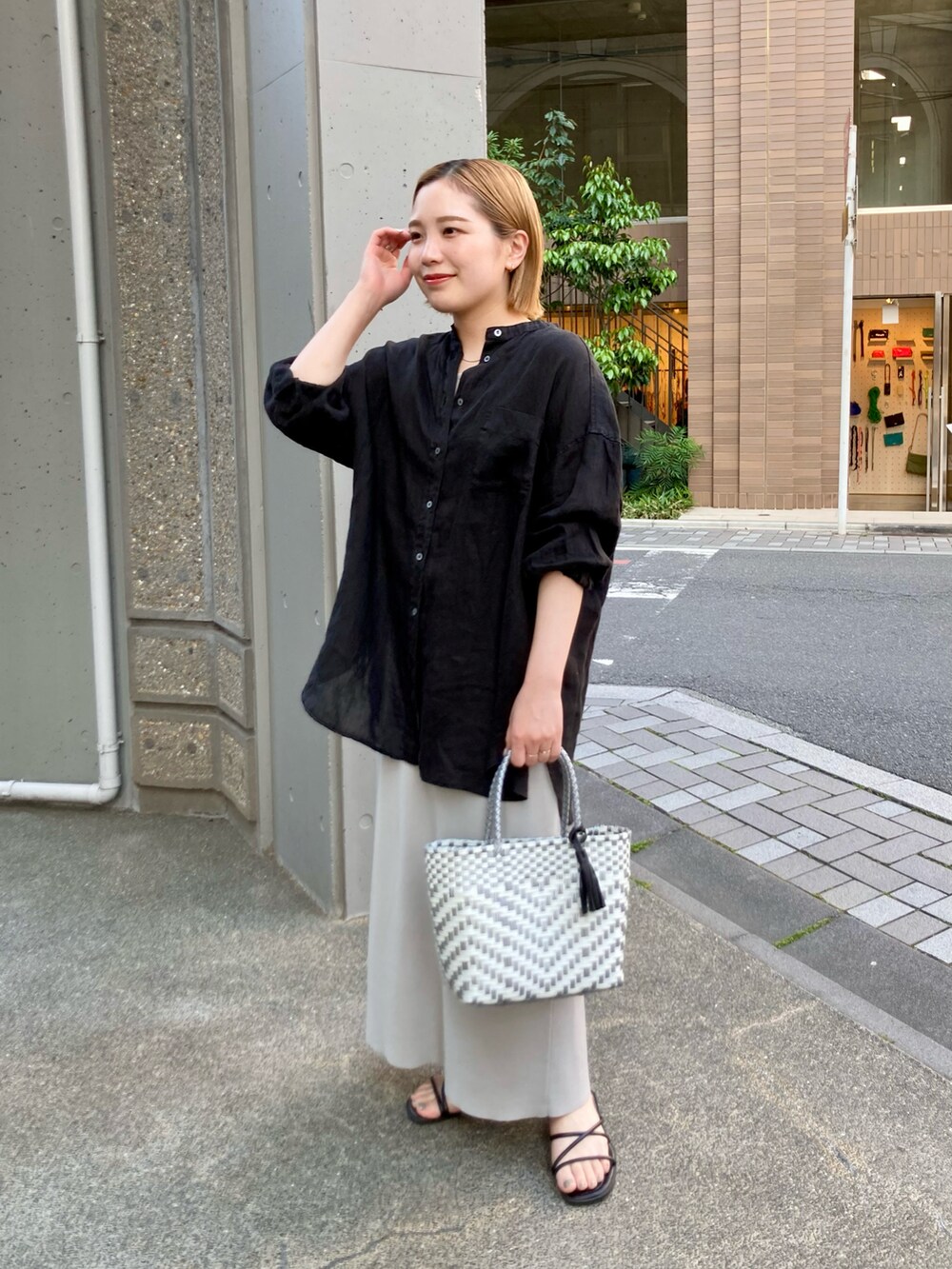グレー系のスカート、グレー系のスカート、シルバー系のバッグを着用したレディースの春コーディネートの4枚目の写真