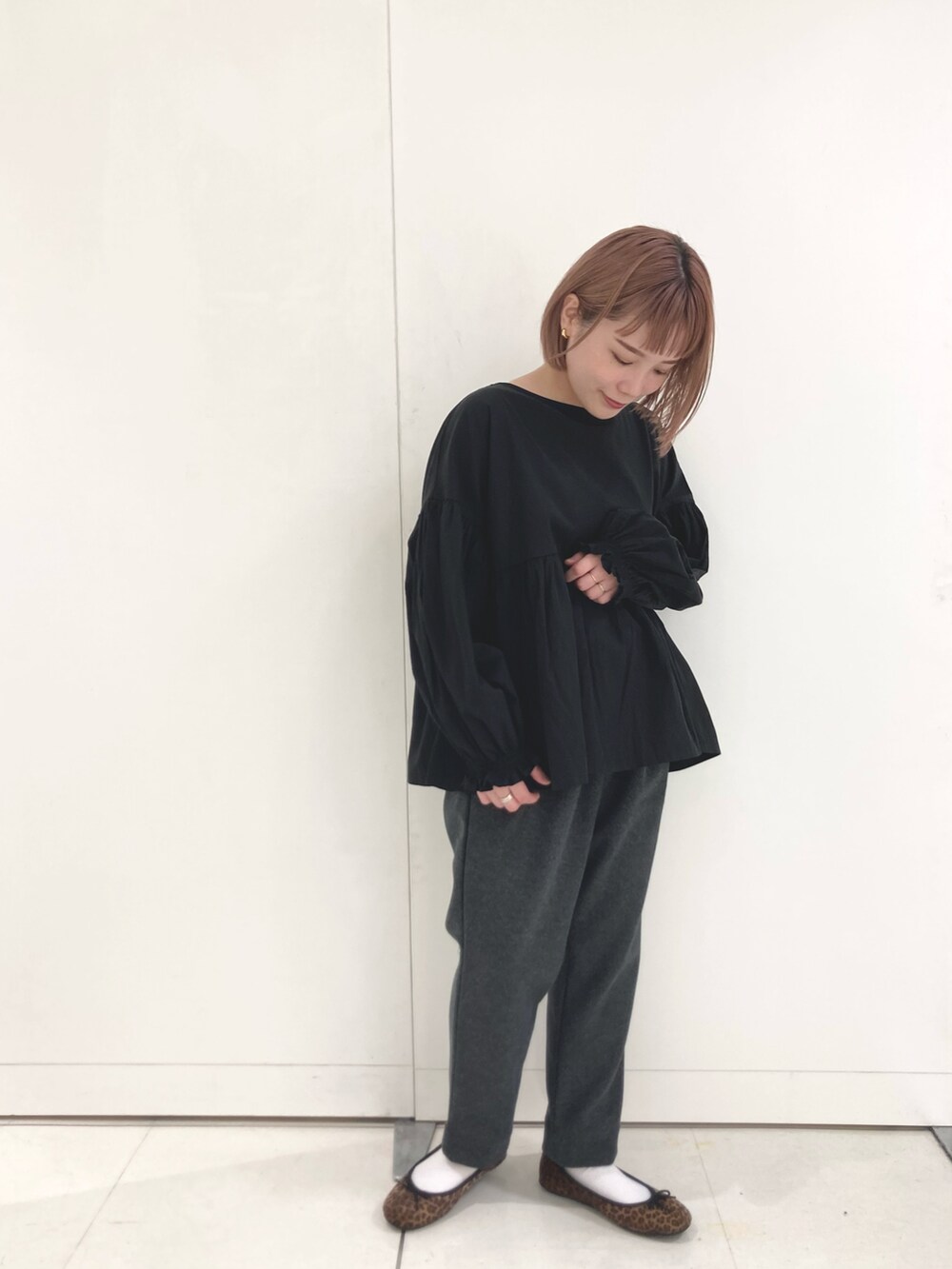 ブラック系のシャツ/ブラウス、グレー系のその他パンツ、その他のバレエシューズを着用したレディースの秋コーディネートの2枚目の写真