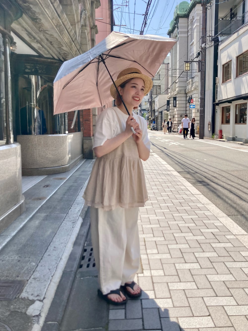 ベージュ系のキャミソール、ホワイト系のTシャツ/カットソー、ホワイト系のその他パンツを着用したレディースの夏コーディネートの5枚目の写真