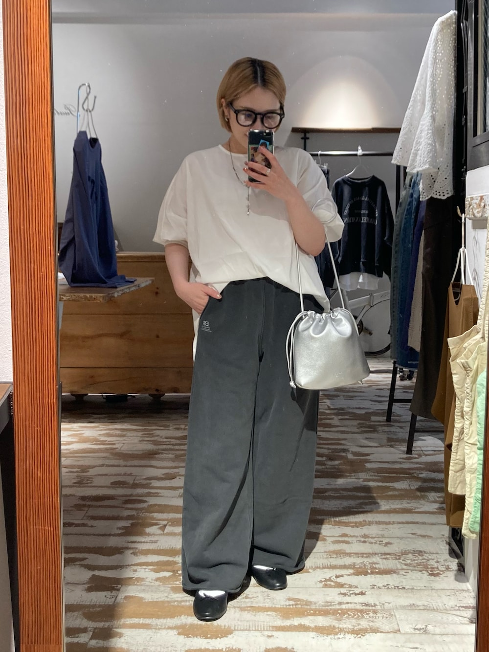 シルバー系のショルダーバッグ、グレー系のスウェットパンツ、ホワイト系のシャツ/ブラウスを着用したレディースの秋コーディネートの3枚目の写真