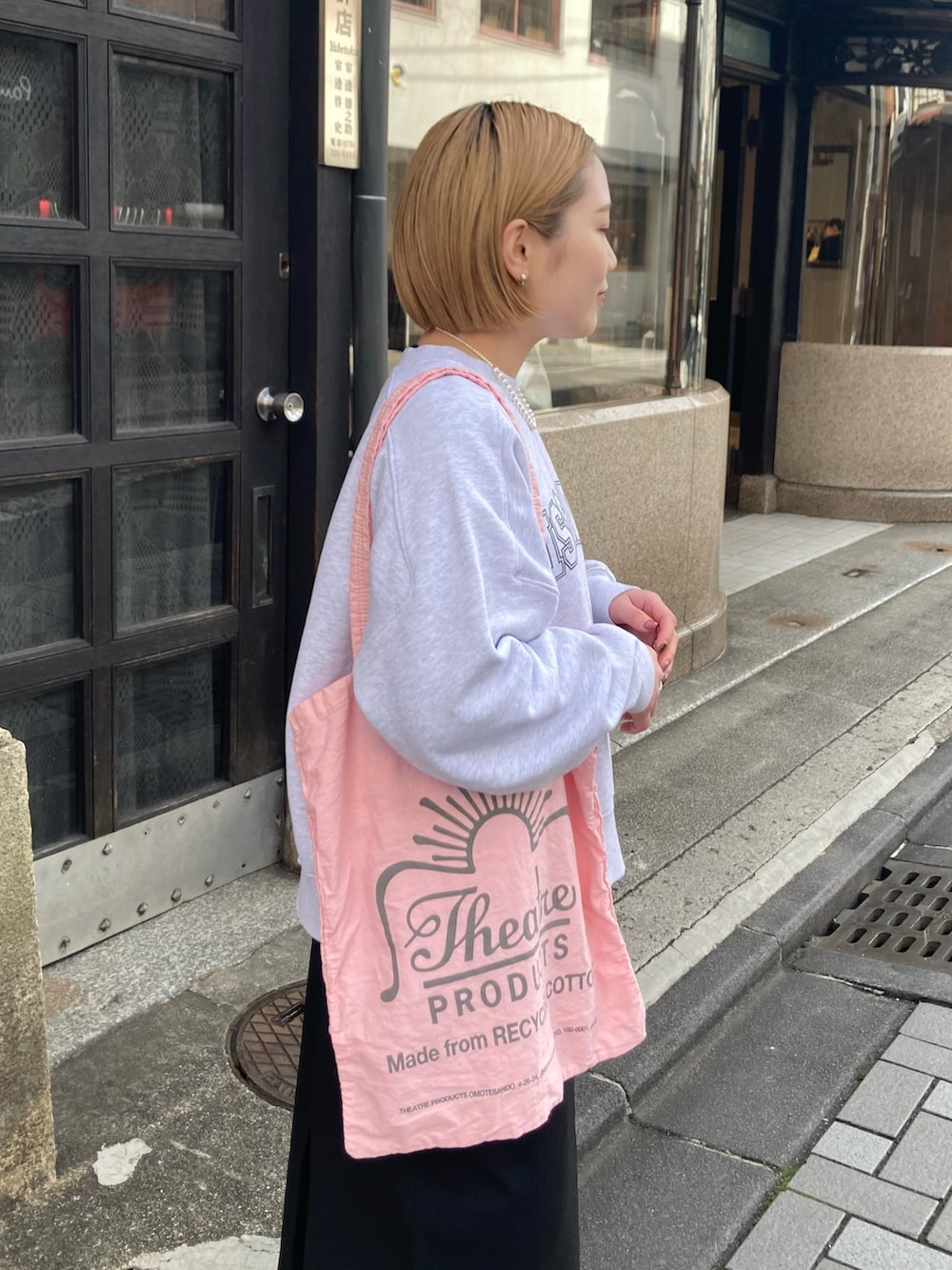 グレー系のスニーカー、ブラック系のスカート、ピンク系のバッグを着用したレディースの冬コーディネートの5枚目の写真