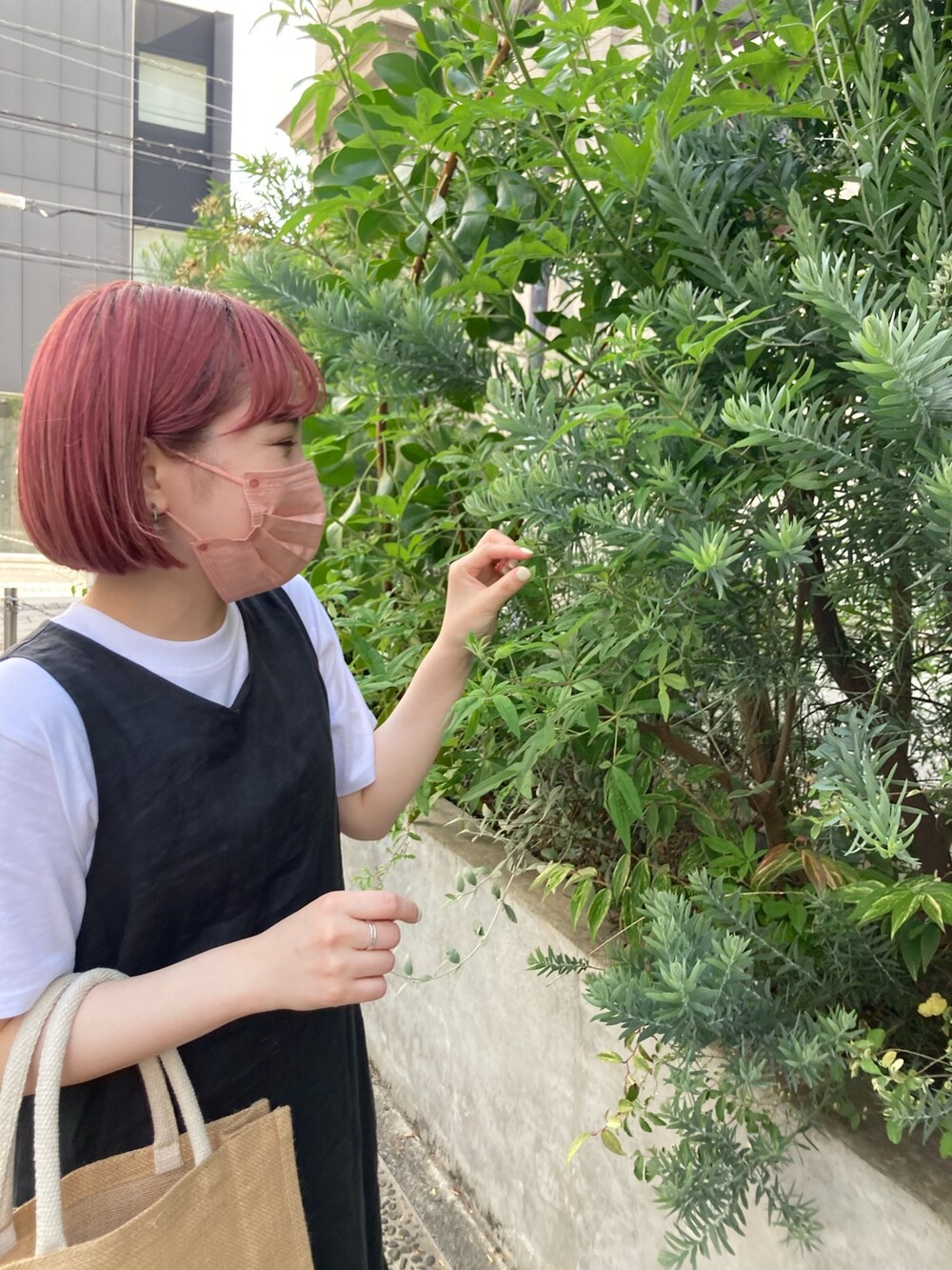 グレー系のワンピース、ホワイト系のTシャツ/カットソー、ベージュ系のスニーカーを着用したレディースの夏コーディネートの4枚目の写真