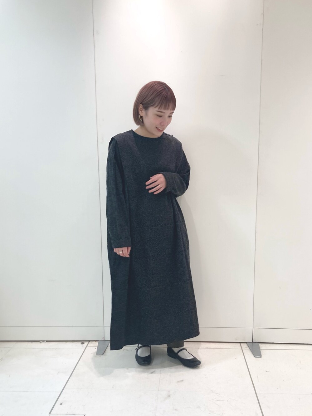 ホワイト系のカーディガン/ボレロ、ブラック系のワンピースを着用したレディースの秋コーディネートの2枚目の写真