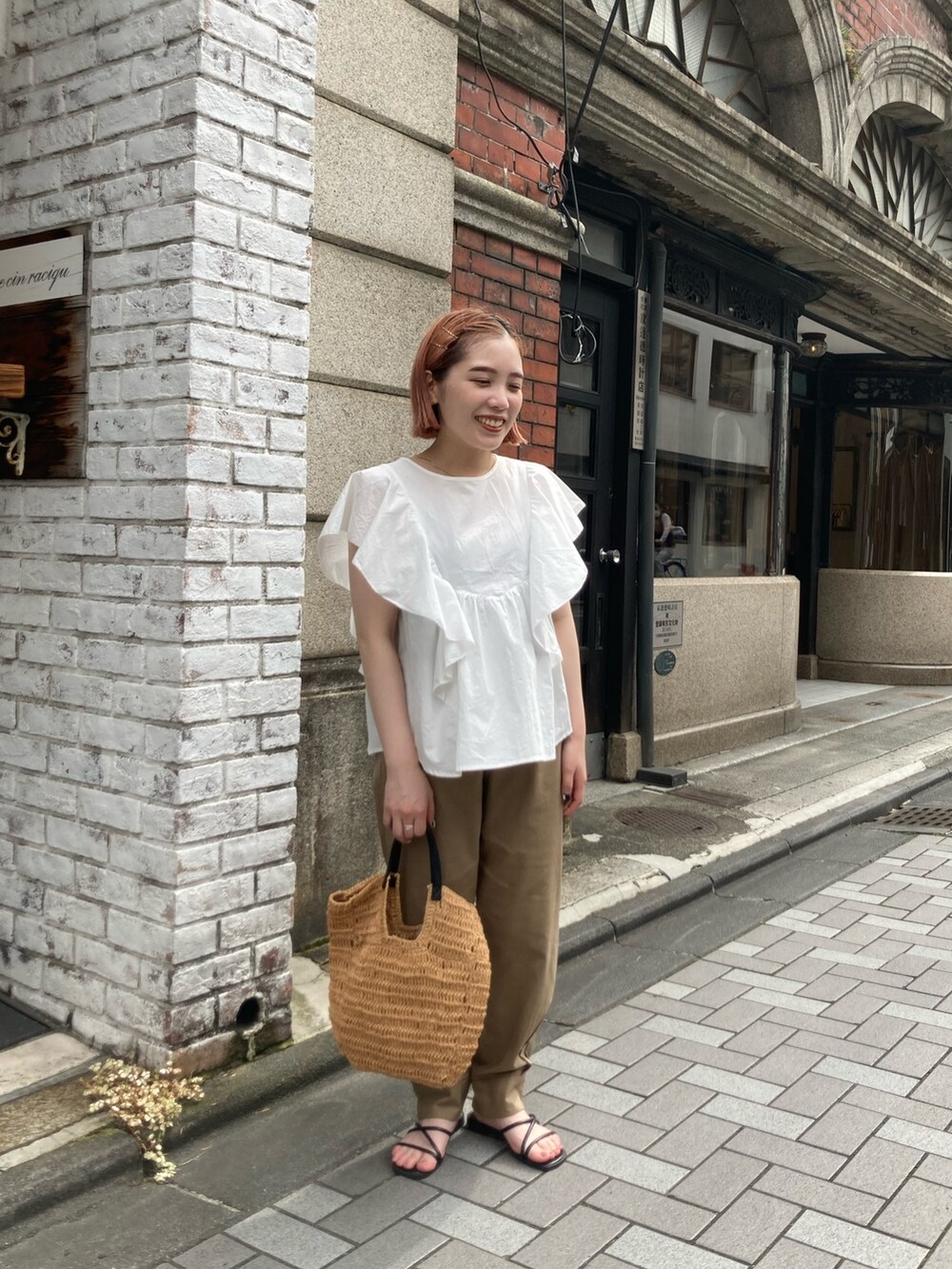 ホワイト系のシャツ/ブラウス、ベージュ系のその他パンツを着用したレディースの夏コーディネートの3枚目の写真