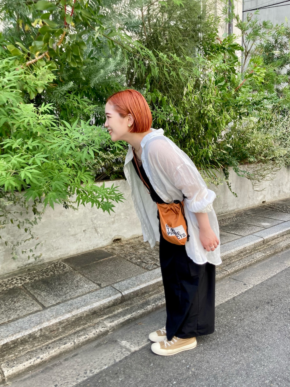 ブラック系のワンピース、ブラウン系のタンクトップ、ホワイト系のシャツ/ブラウスを着用したレディースの夏コーディネートの2枚目の写真