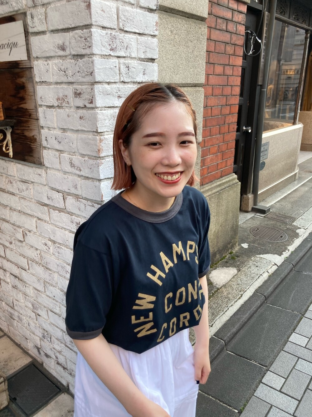 ブルー系のTシャツ/カットソー、ホワイト系のスカートを着用したレディースの夏コーディネートの5枚目の写真