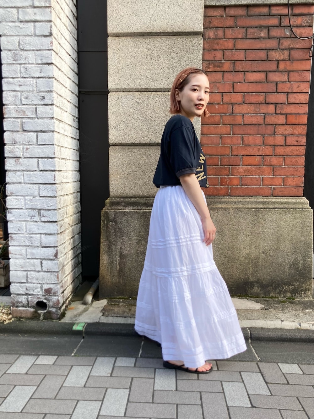 ブルー系のTシャツ/カットソー、ホワイト系のスカートを着用したレディースの夏コーディネートの2枚目の写真