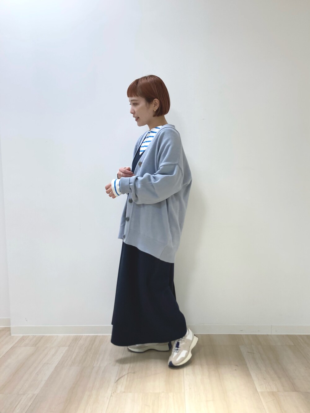 ブルー系のワンピース、ブルー系のカーディガン/ボレロ、ブルー系のTシャツ/カットソーを着用したレディースの冬コーディネートの2枚目の写真