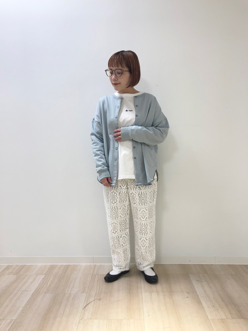 ホワイト系のその他パンツ、グリーン系のカーディガン/ボレロ、ホワイト系のTシャツ/カットソーを着用したレディースの春コーディネートの3枚目の写真