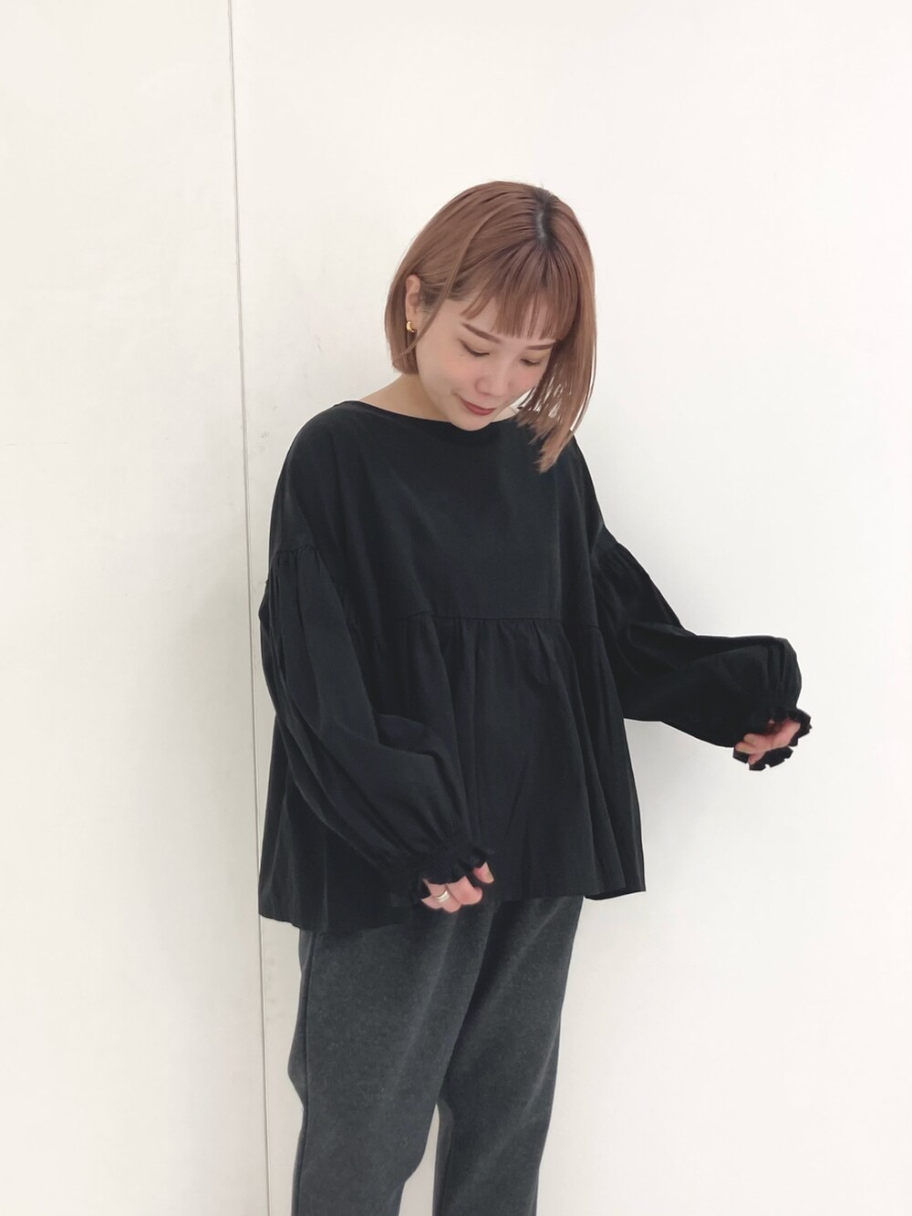 ブラック系のシャツ/ブラウス、グレー系のその他パンツ、その他のバレエシューズを着用したレディースの秋コーディネートの3枚目の写真