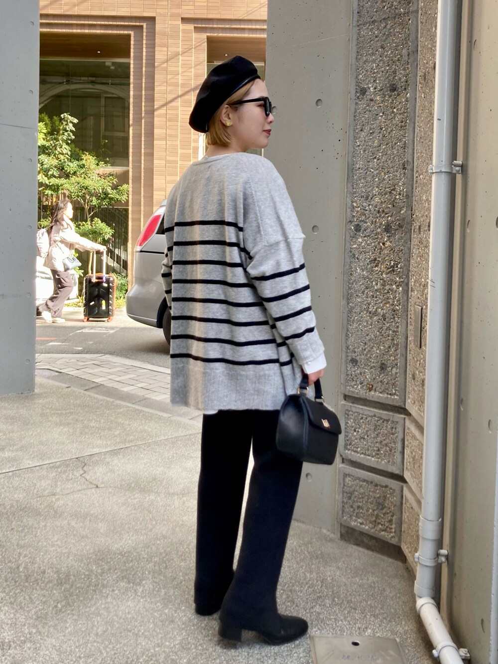 ブラック系のブーツ、ブラック系のその他パンツ、ブラック系のショルダーバッグを着用したレディースの冬コーディネートの5枚目の写真