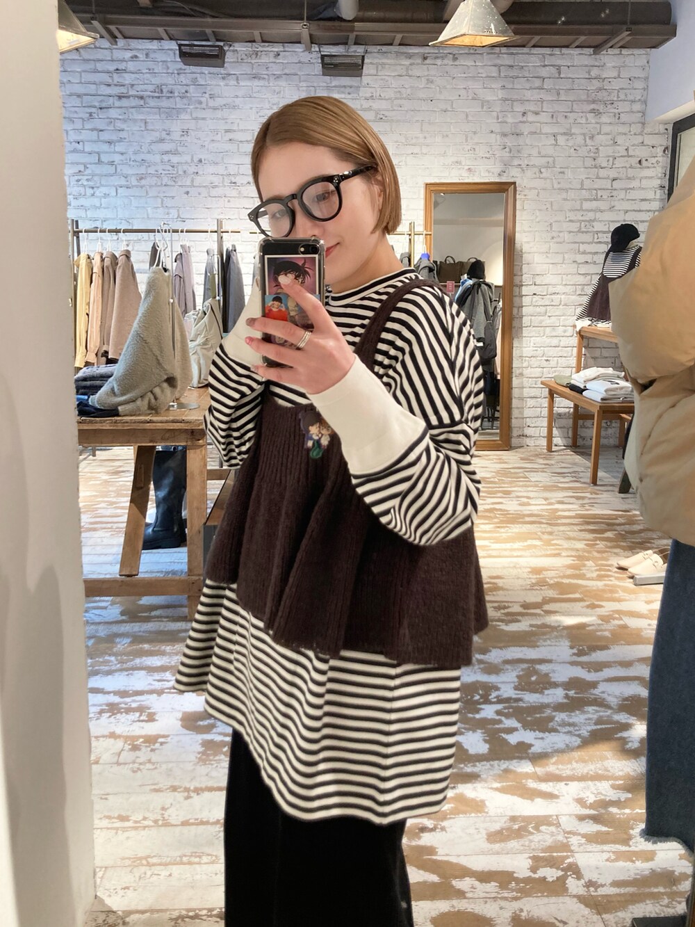 ブラウン系のニット/セーター、その他のTシャツ/カットソー、ゴールド系のショルダーバッグを着用したレディースの冬コーディネートの2枚目の写真