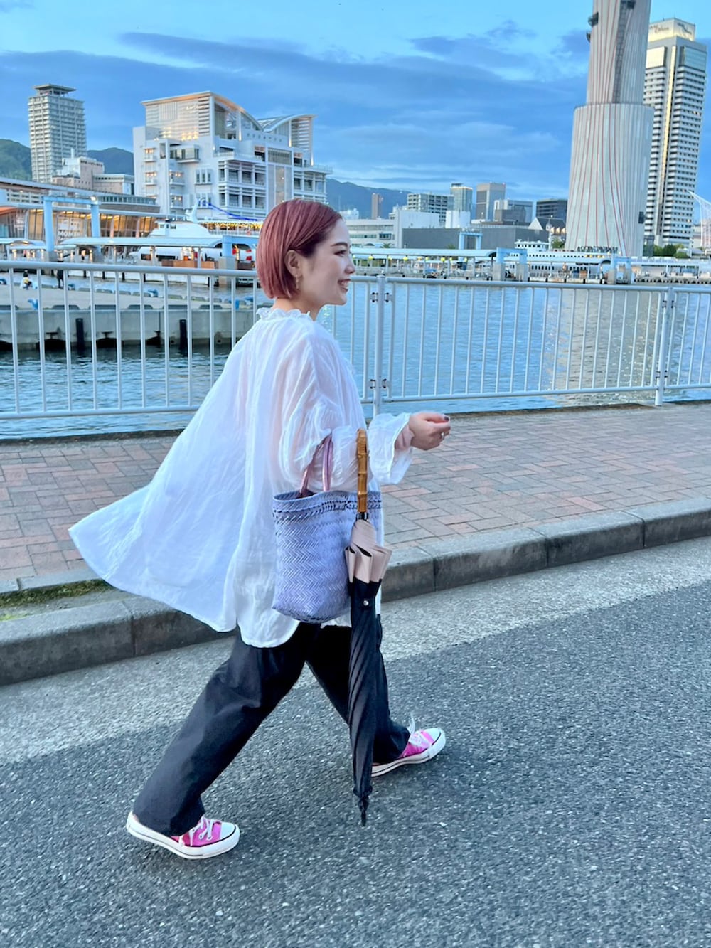 ホワイト系のシャツ/ブラウス、ピンク系のTシャツ/カットソー、ブラック系のカーゴパンツを着用したレディースの春コーディネートの5枚目の写真