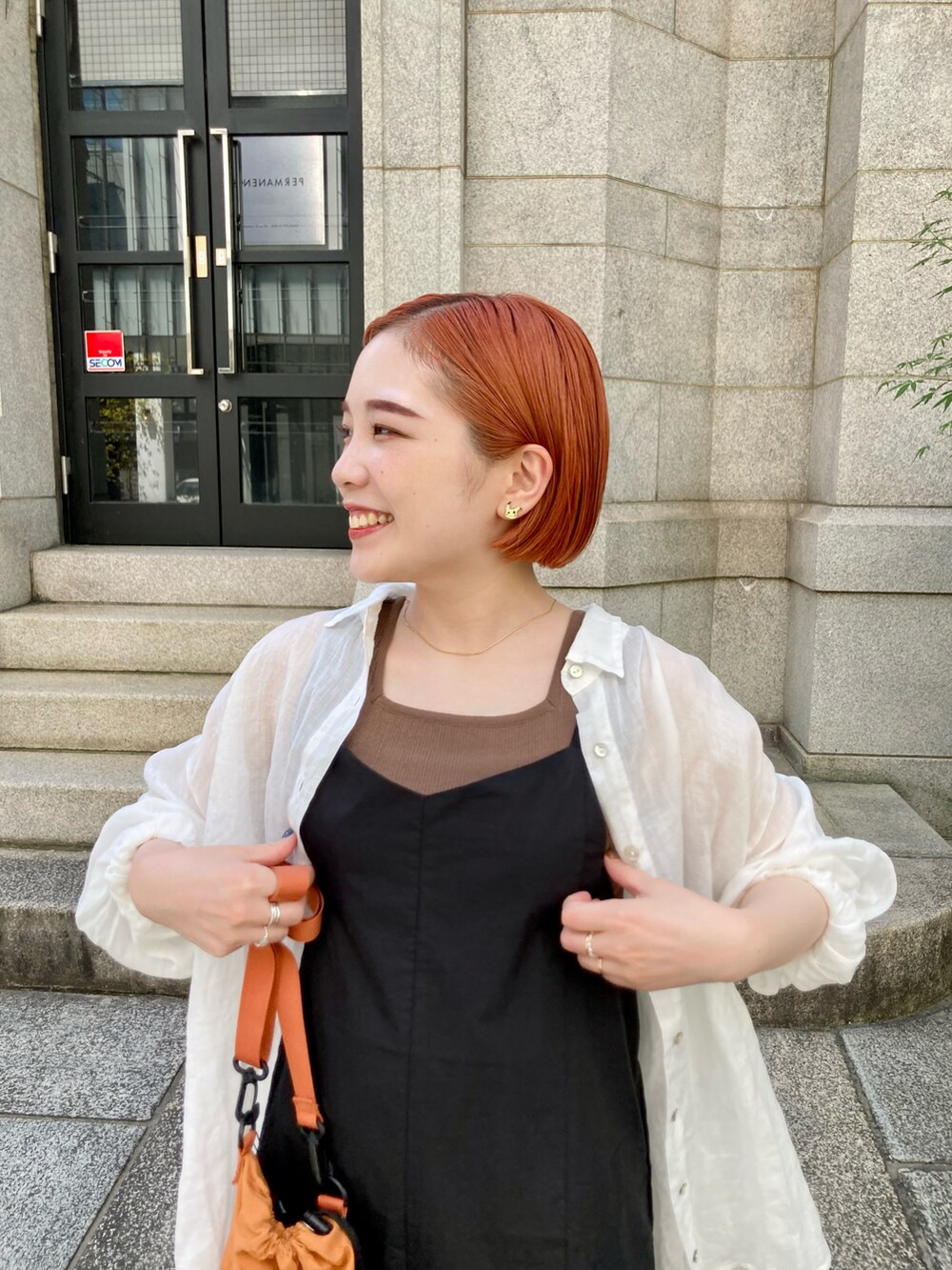 ブラック系のワンピース、ブラウン系のタンクトップ、ホワイト系のシャツ/ブラウスを着用したレディースの夏コーディネートの4枚目の写真