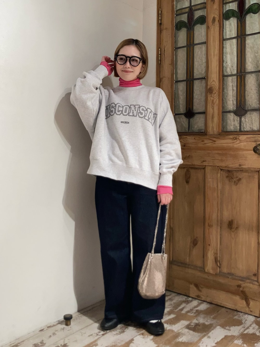 ゴールド系のショルダーバッグ、グレー系のスウェット、ピンク系のTシャツ/カットソーを着用したレディースの冬コーディネートの4枚目の写真