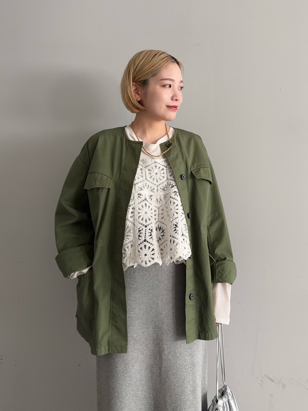 グレー系のスカート、ブラック系のバレエシューズ、シルバー系のショルダーバッグを着用したレディースの冬コーディネートの4枚目の写真