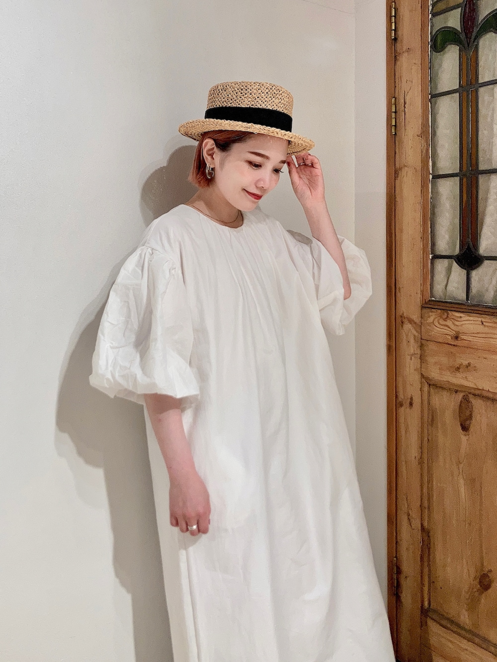 ホワイト系のワンピース、グレー系のスニーカーを着用したレディースの夏コーディネートの5枚目の写真