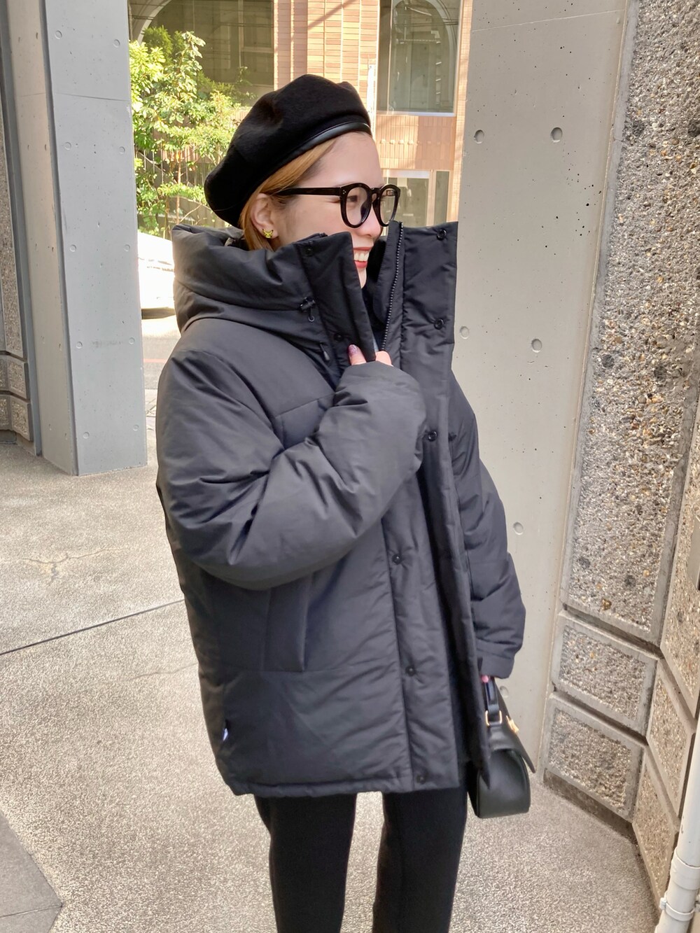 ブラック系のブーツ、ブラック系のその他パンツ、ブラック系のショルダーバッグを着用したレディースの冬コーディネートの3枚目の写真