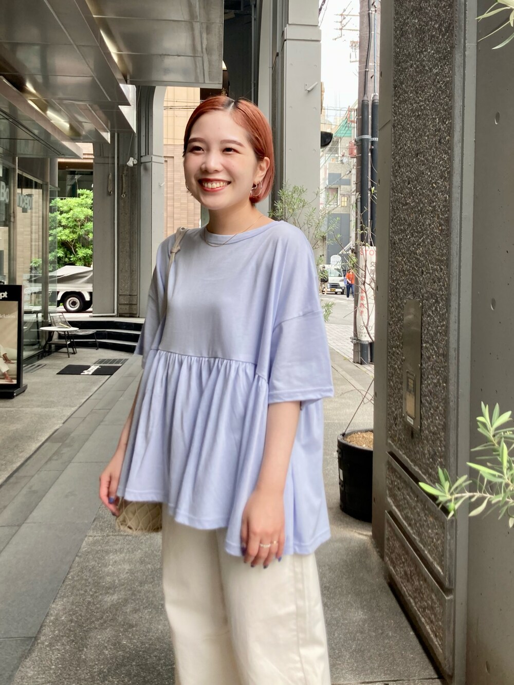 ホワイト系のその他パンツ、ブルー系のTシャツ/カットソー、ベージュ系のショルダーバッグを着用したレディースの夏コーディネートの4枚目の写真