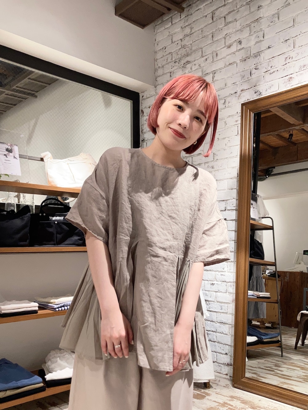 ベージュ系のシャツ/ブラウス、ベージュ系のその他パンツを着用したレディースの夏コーディネートの3枚目の写真