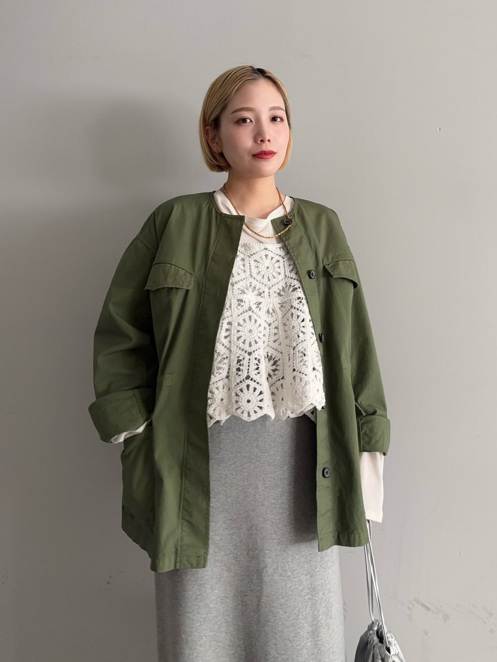 グレー系のスカート、ブラック系のバレエシューズ、シルバー系のショルダーバッグを着用したレディースの冬コーディネートの5枚目の写真