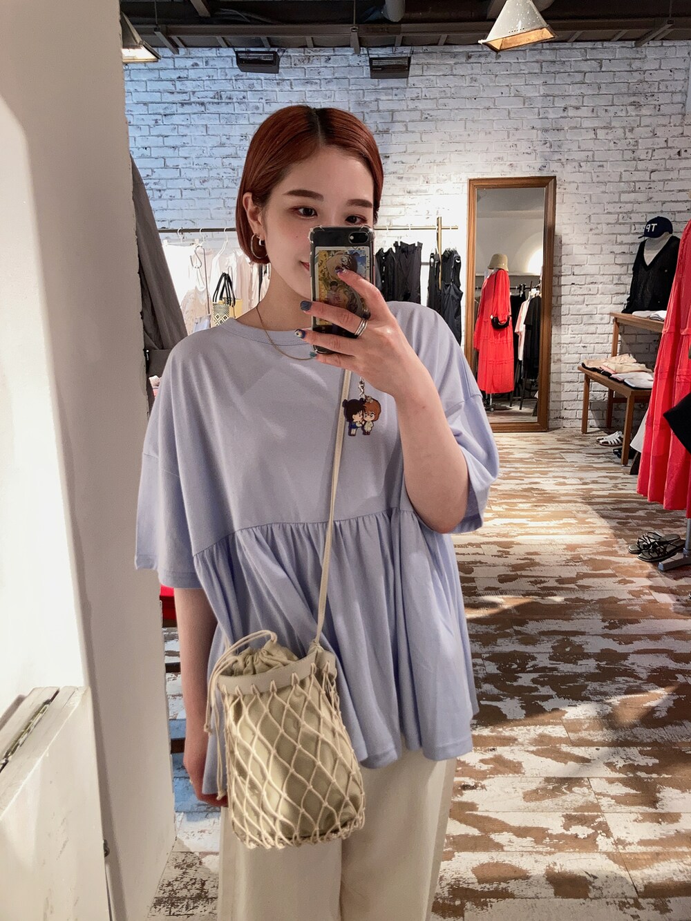 ホワイト系のその他パンツ、ブルー系のTシャツ/カットソー、ベージュ系のショルダーバッグを着用したレディースの夏コーディネートの5枚目の写真