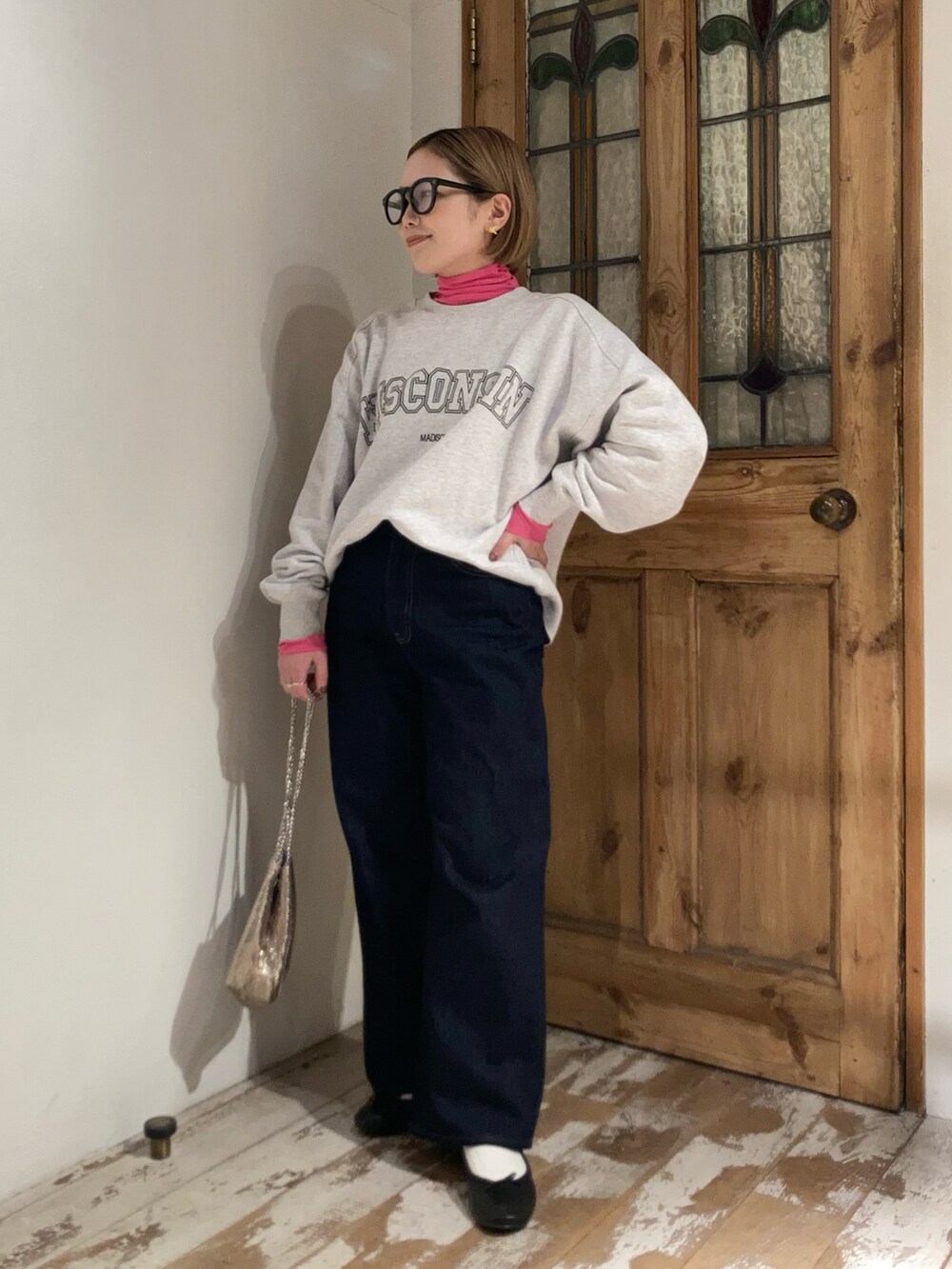 ゴールド系のショルダーバッグ、グレー系のスウェット、ピンク系のTシャツ/カットソーを着用したレディースの冬コーディネートの3枚目の写真