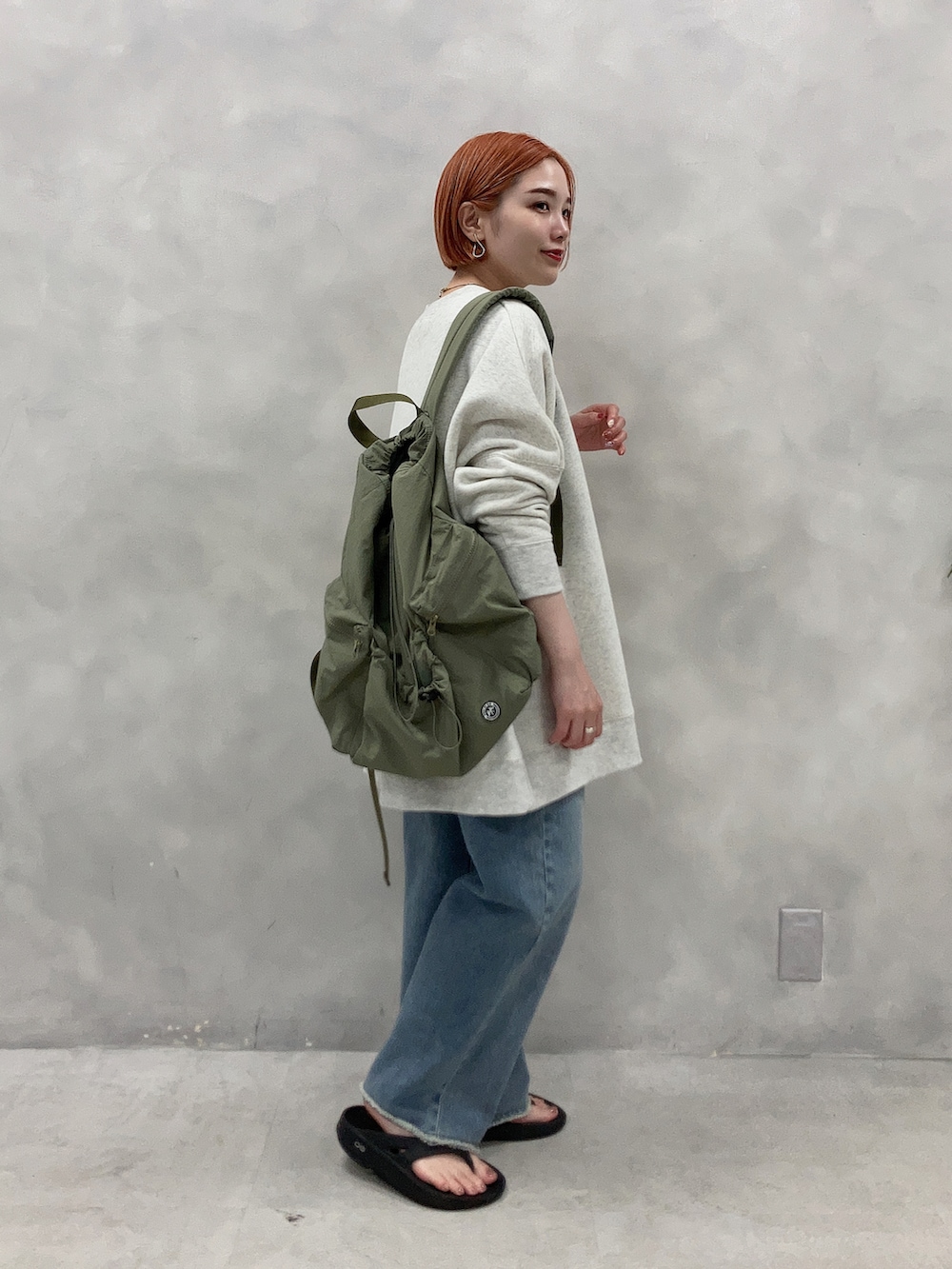 グリーン系のバックパック/リュック、グリーン系のバックパック/リュック、ベージュ系のスウェットを着用したレディースの夏コーディネートの2枚目の写真