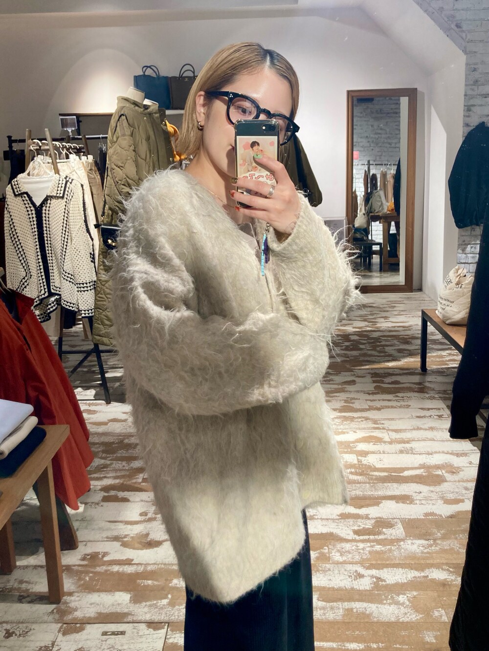 ベージュ系のカーディガン/ボレロを着用したレディースの秋コーディネートの3枚目の写真