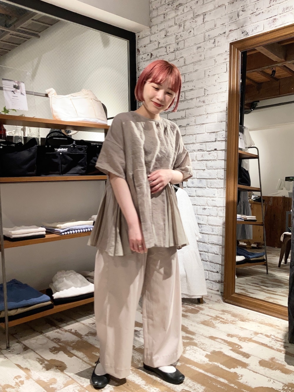 ベージュ系のシャツ/ブラウス、ベージュ系のその他パンツを着用したレディースの夏コーディネートの2枚目の写真