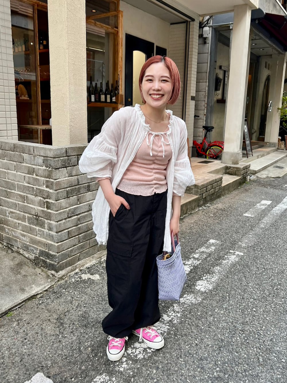 ホワイト系のシャツ/ブラウス、ピンク系のTシャツ/カットソー、ブラック系のカーゴパンツを着用したレディースの春コーディネートの4枚目の写真