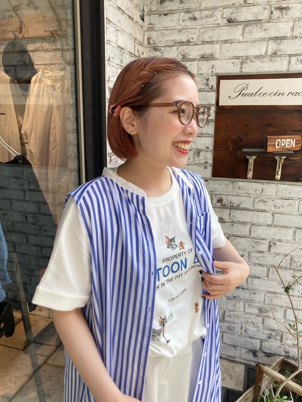 ホワイト系のその他パンツ、ブルー系のワンピースを着用したレディースの夏コーディネートの4枚目の写真