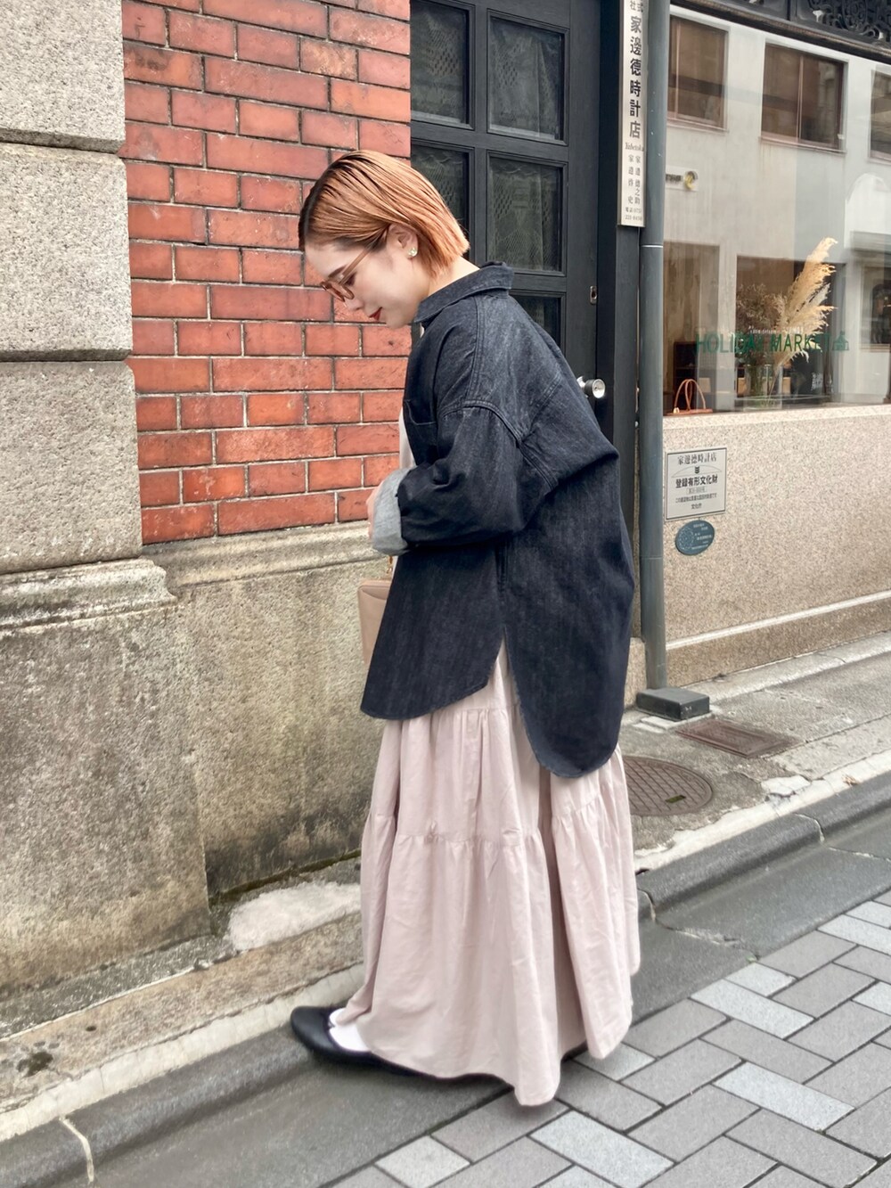 ブラック系のシャツ/ブラウス、ベージュ系のワンピース/ドレス、ベージュ系のショルダーバッグを着用したレディースの秋コーディネートの2枚目の写真