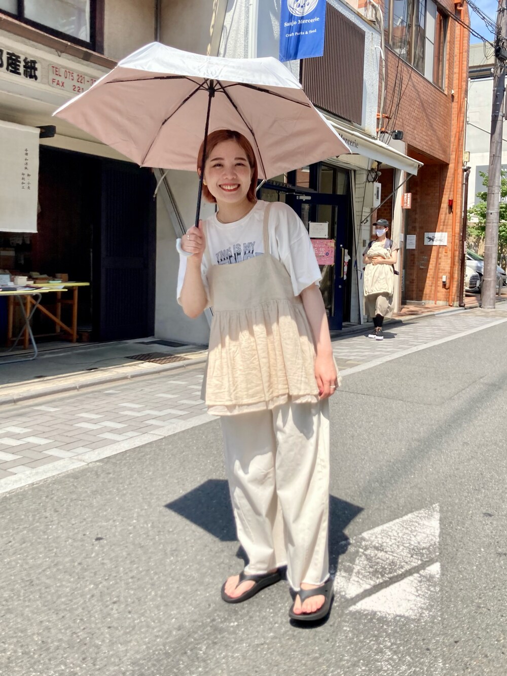 ベージュ系のキャミソール、ホワイト系のTシャツ/カットソー、ホワイト系のその他パンツを着用したレディースの夏コーディネートの3枚目の写真