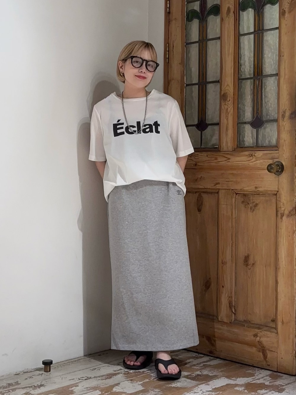 グレー系のスカート、ホワイト系のTシャツ/カットソーを着用したレディースの夏コーディネートの3枚目の写真