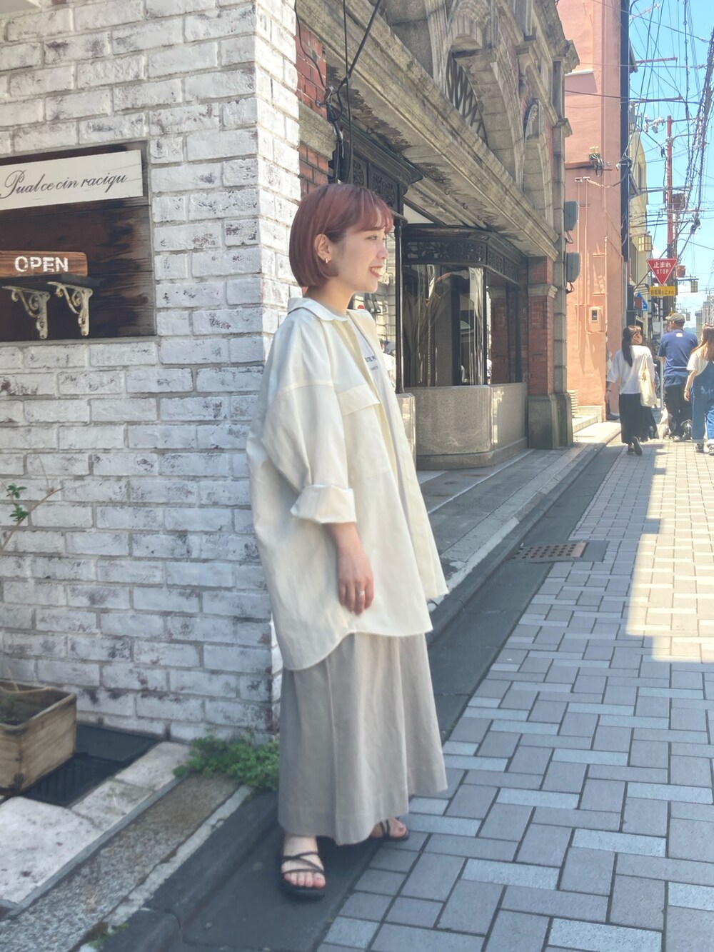 ベージュ系のワンピースを着用したレディースの夏コーディネートの3枚目の写真