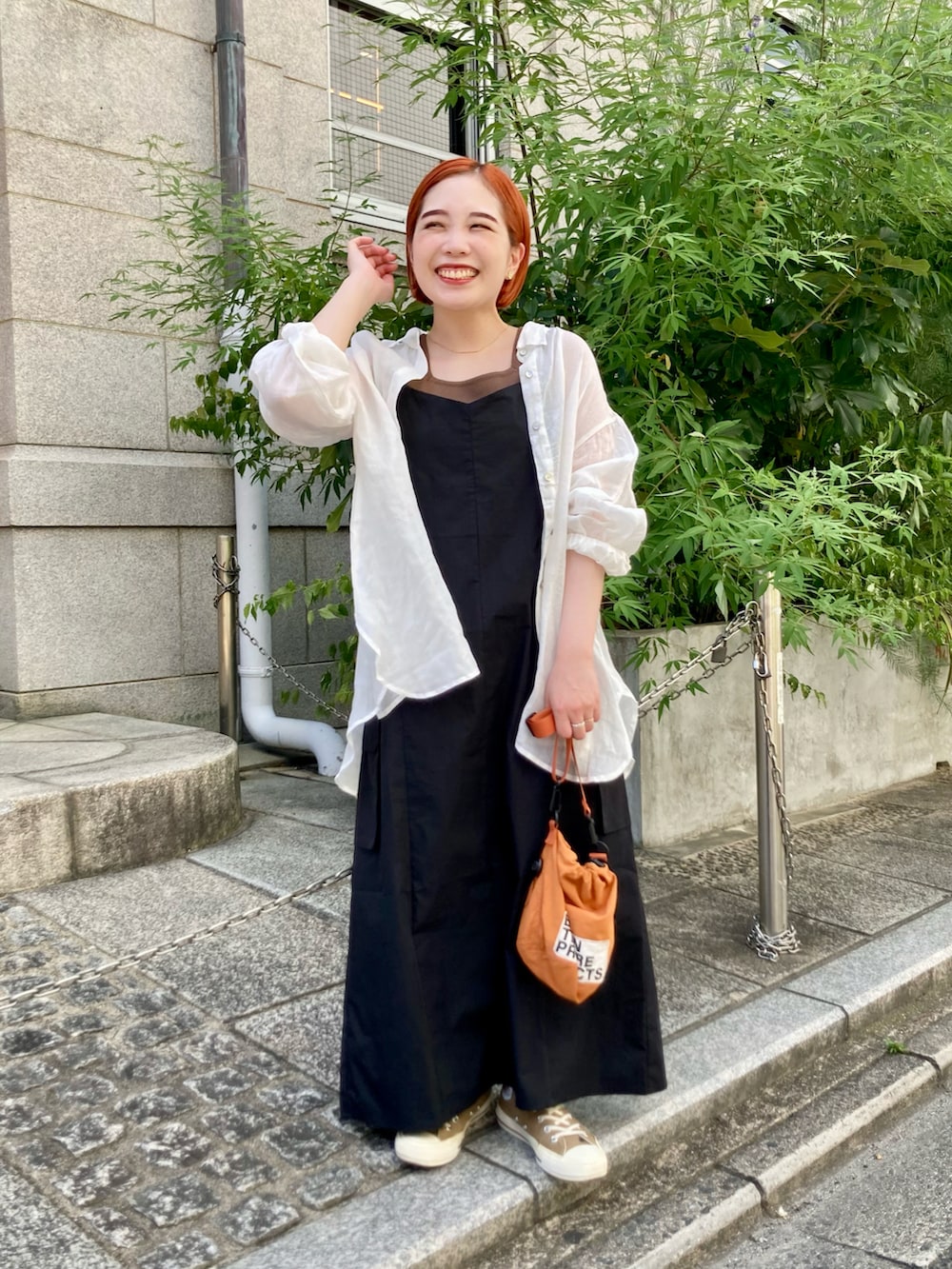 ブラック系のワンピース、ブラウン系のタンクトップ、ホワイト系のシャツ/ブラウスを着用したレディースの夏コーディネートの3枚目の写真