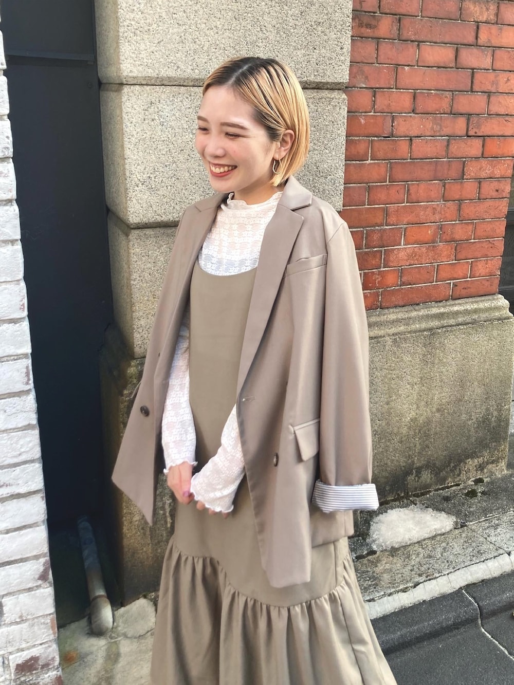 ベージュ系のワンピース、ベージュ系のワンピース、ベージュ系のテーラードジャケットを着用したレディースの秋コーディネートの2枚目の写真