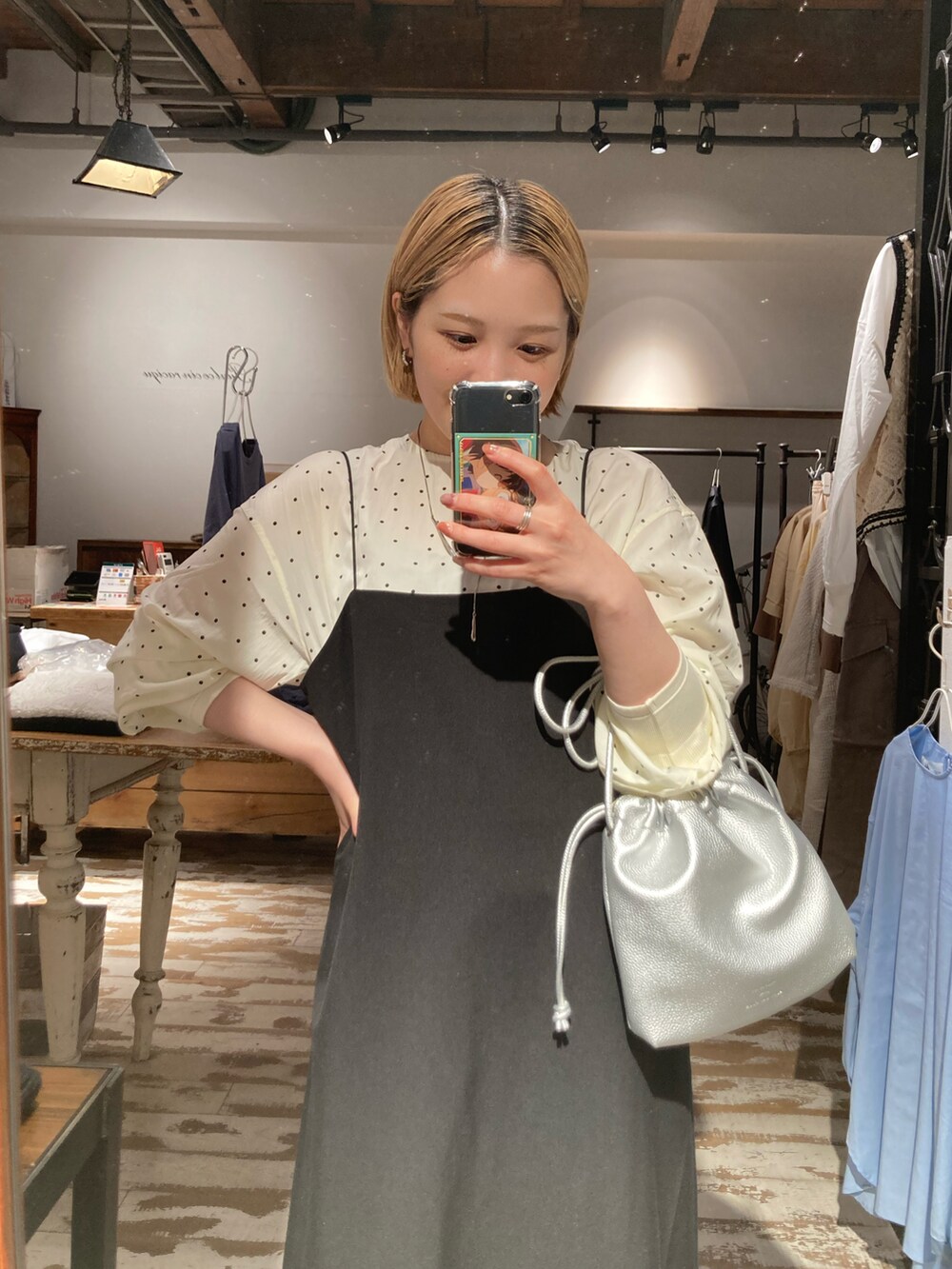 シルバー系のショルダーバッグ、ブラック系のワンピース、その他のシャツ/ブラウスを着用したレディースの秋コーディネートの4枚目の写真