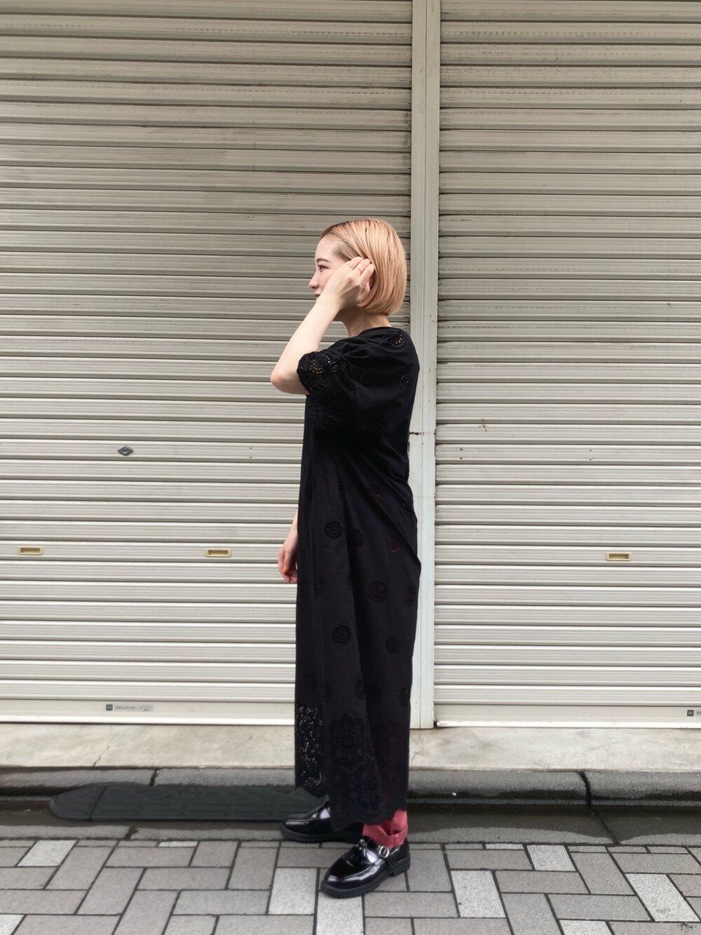 ブラック系のワンピース、ピンク系のチノパンツ、ピンク系のその他パンツを着用したレディースの夏コーディネートの2枚目の写真