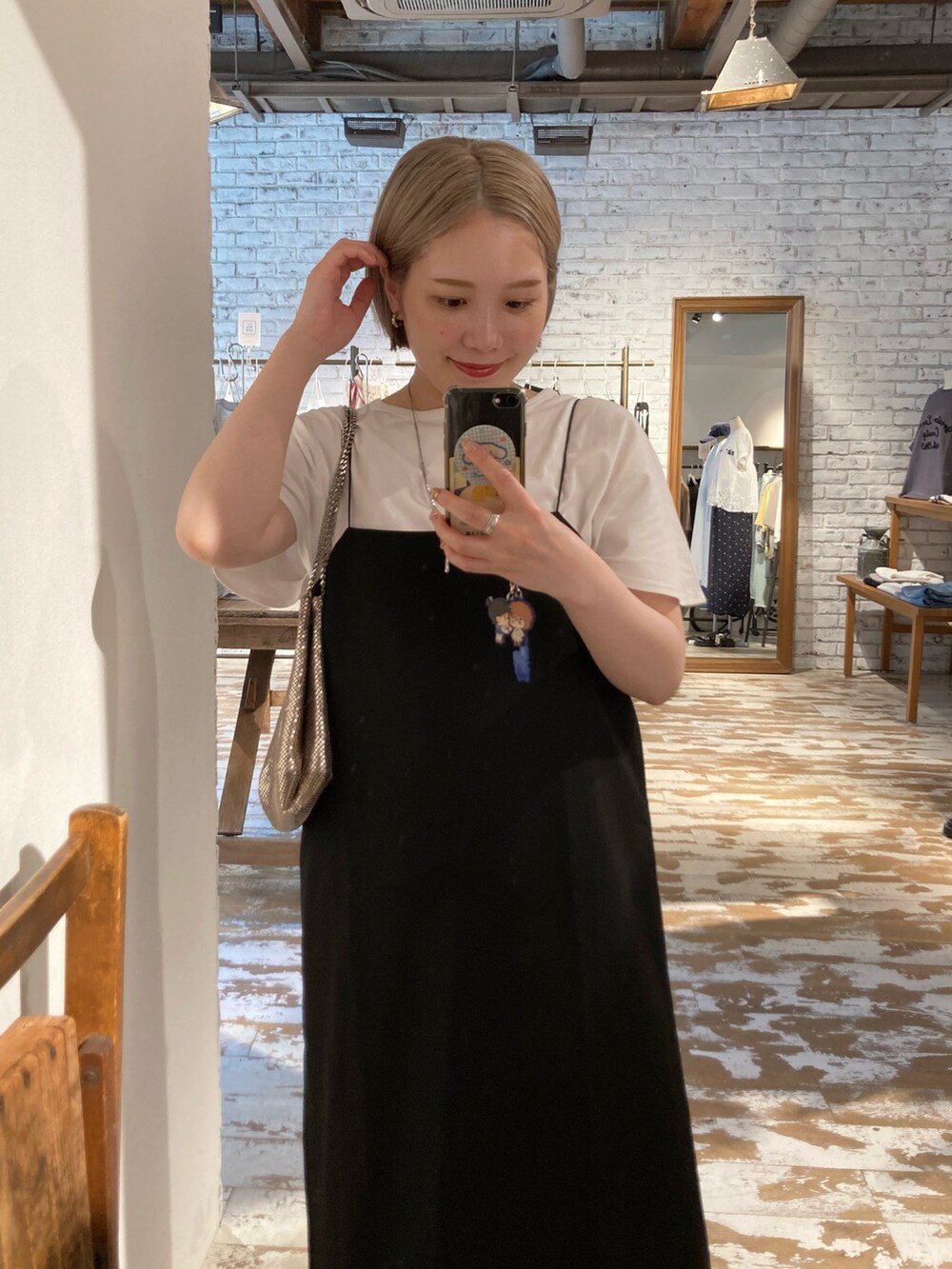 ブラック系のワンピース、シルバー系のネックレスを着用したレディースの夏コーディネートの5枚目の写真