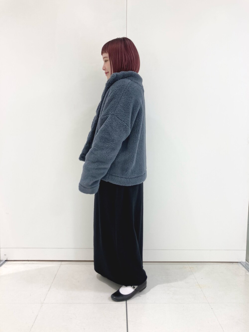 グレー系のその他アウター、ブラック系のワンピースを着用したレディースの冬コーディネートの2枚目の写真