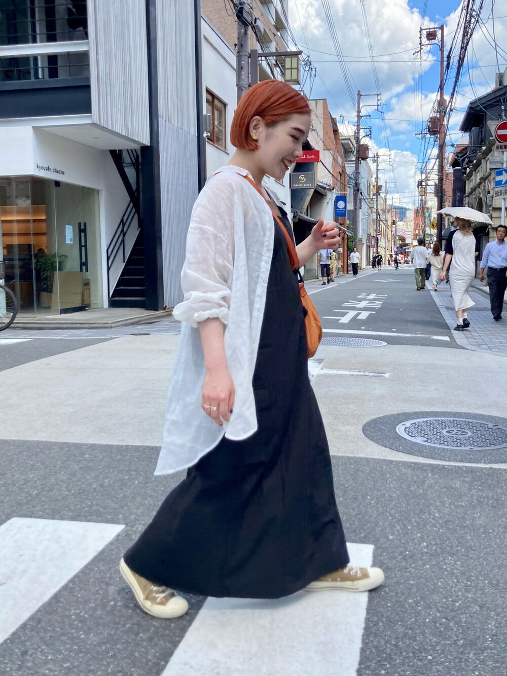 ブラック系のワンピース、ブラウン系のタンクトップ、ホワイト系のシャツ/ブラウスを着用したレディースの夏コーディネートの5枚目の写真