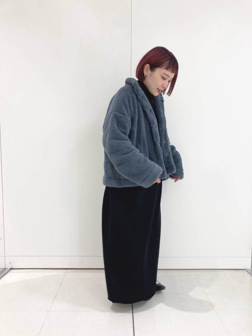 グレー系のその他アウター、ブラック系のワンピースを着用したレディースの冬コーディネートの3枚目の写真