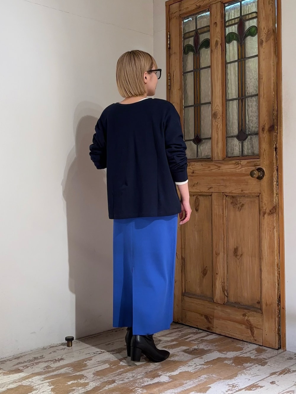 ブルー系のスカート、ホワイト系のTシャツ/カットソー、ブルー系のTシャツ/カットソーを着用したレディースの春コーディネートの3枚目の写真