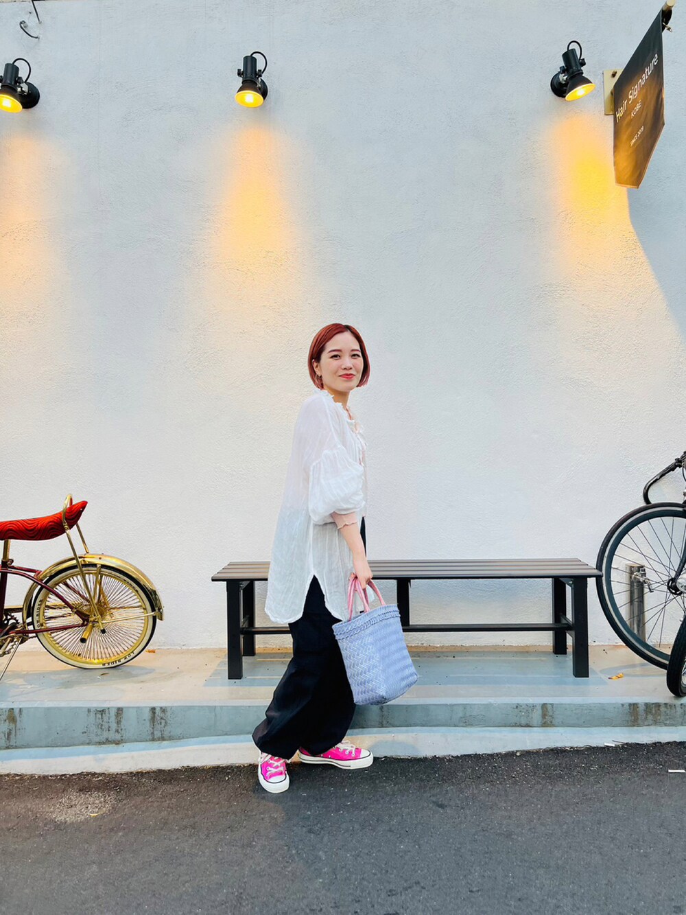 ホワイト系のシャツ/ブラウス、ピンク系のTシャツ/カットソー、ブラック系のカーゴパンツを着用したレディースの春コーディネートの2枚目の写真