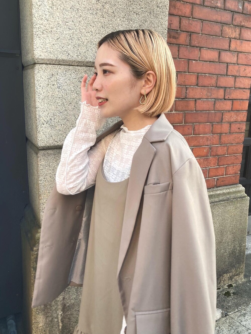 ベージュ系のワンピース、ベージュ系のワンピース、ベージュ系のテーラードジャケットを着用したレディースの秋コーディネートの4枚目の写真